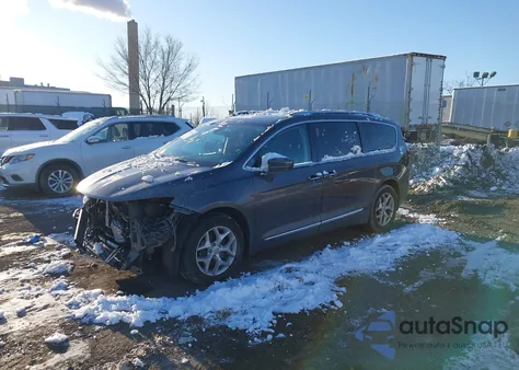 2017 Chrysler Pacifica Touring-L Plus z USA, uszkodzony, nr VIN 2C4RC1EG1HR647700